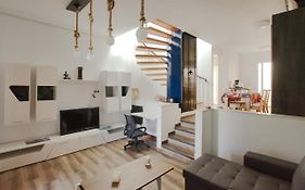 Near The Port, Wide, Confortable, Wi-Fi, Terrace, Aircon